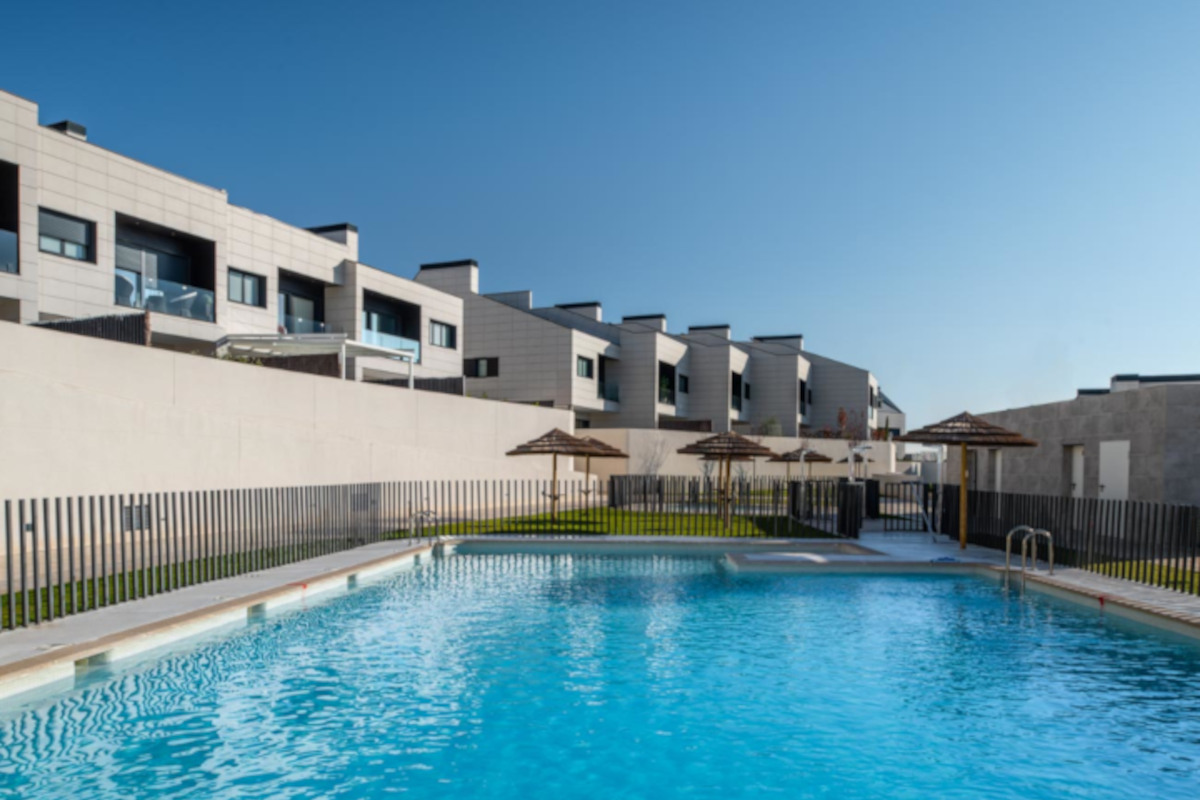 Fachada ventilada en 80 chalets de La Moraleja 